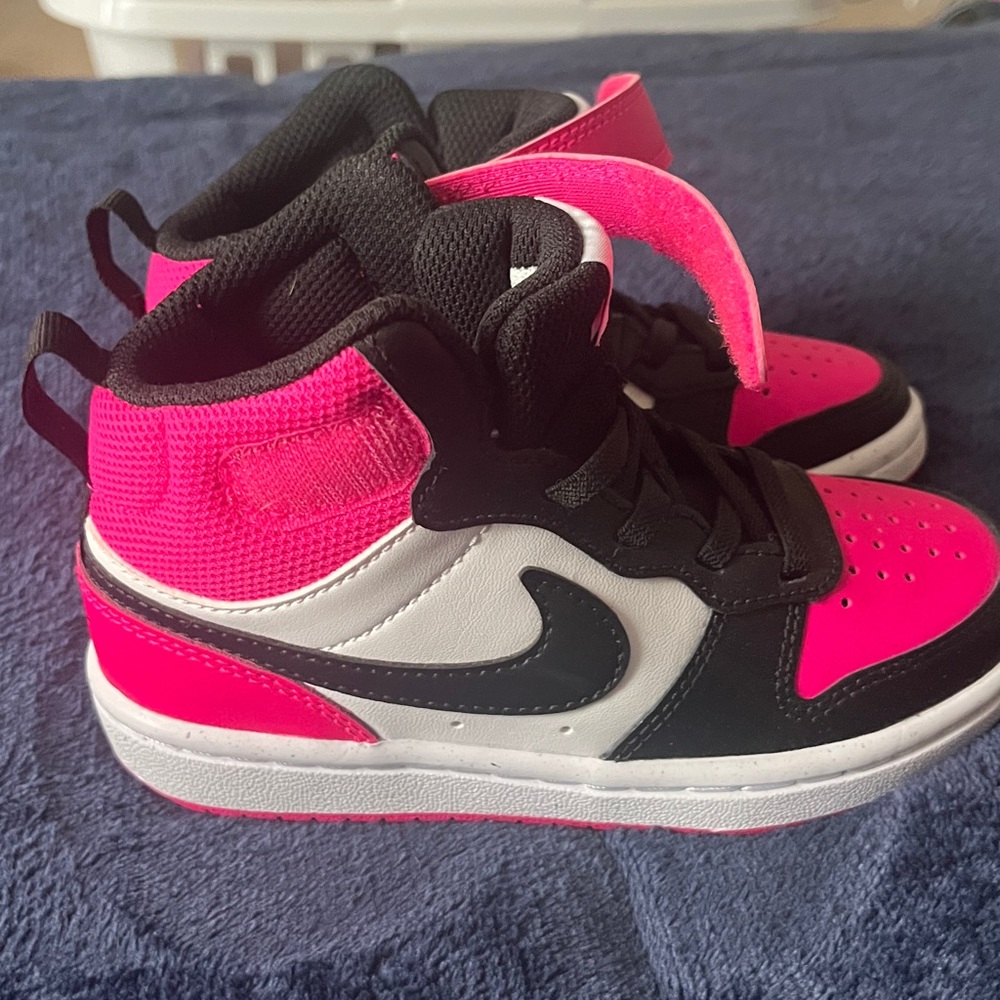 Girls Nike Sneakers - Picture 2 of 7